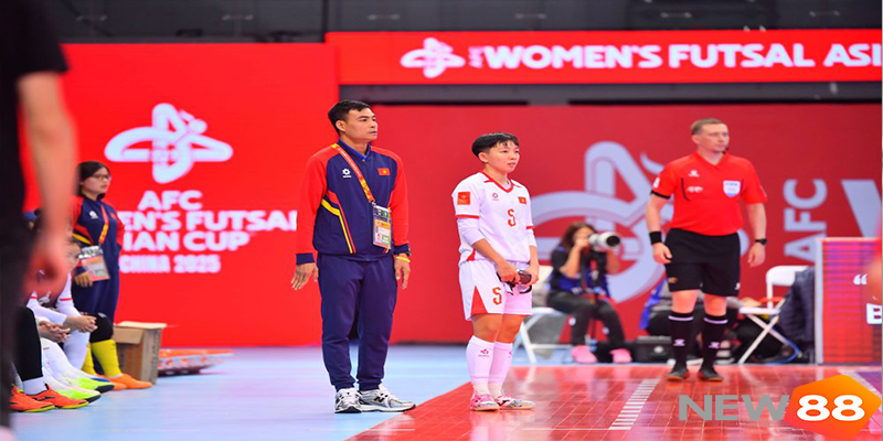 Bóng Đá futsal Nữ Việt Nam Giành HCV Lịch Sử SEA Games 33 7 HLV Nguyễn Đình Hoàng cùng học trò ăn mừng chức vô địch